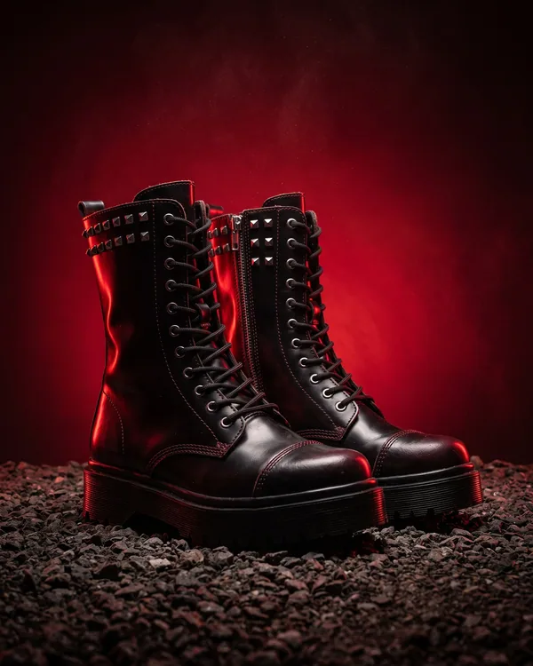 Botas borgoña con tachas y cremallera