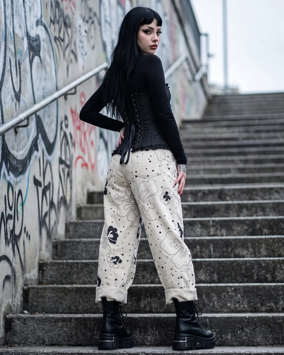 Pantalón baggy marfil ramo negro