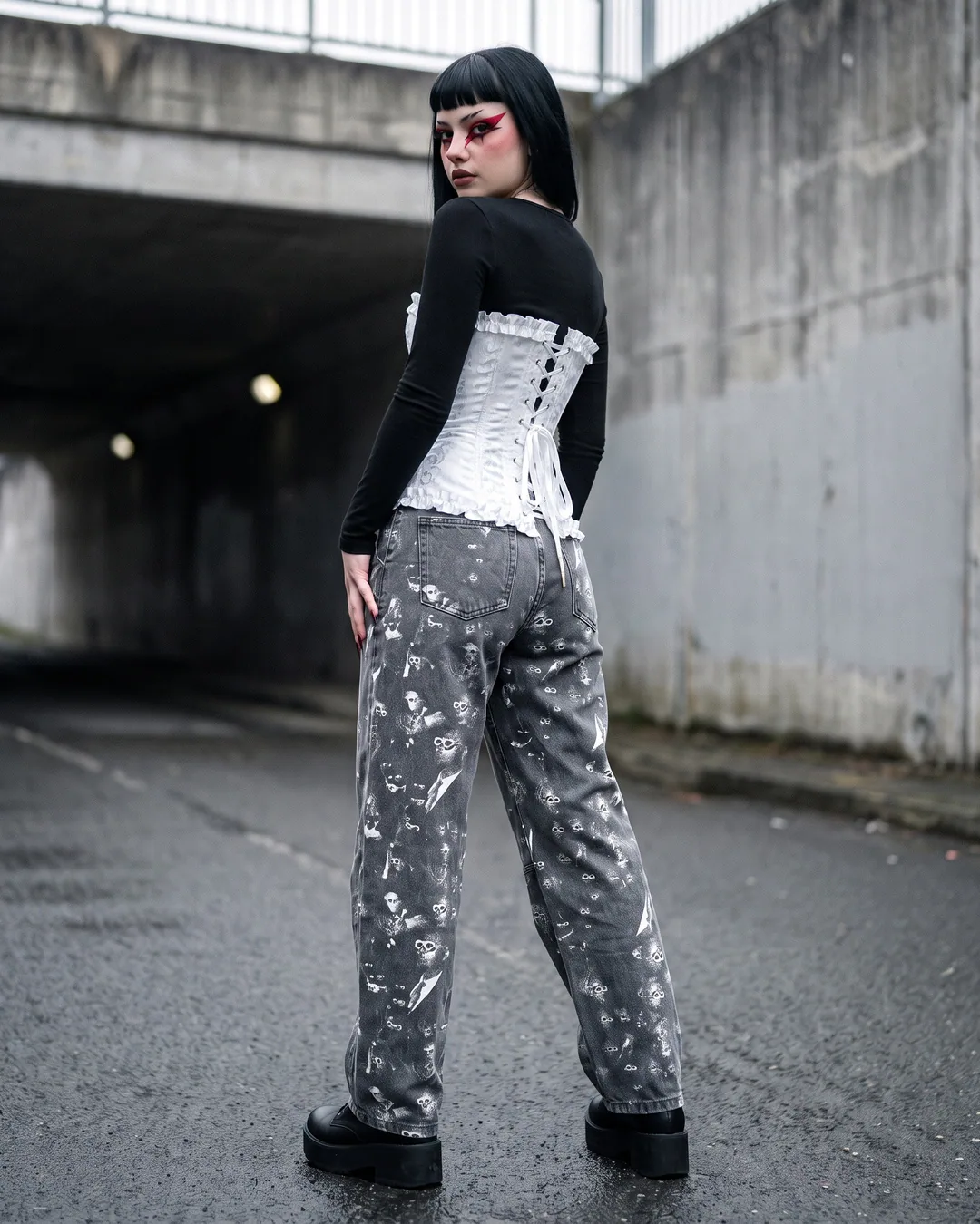 Pantalón baggy gris multitud