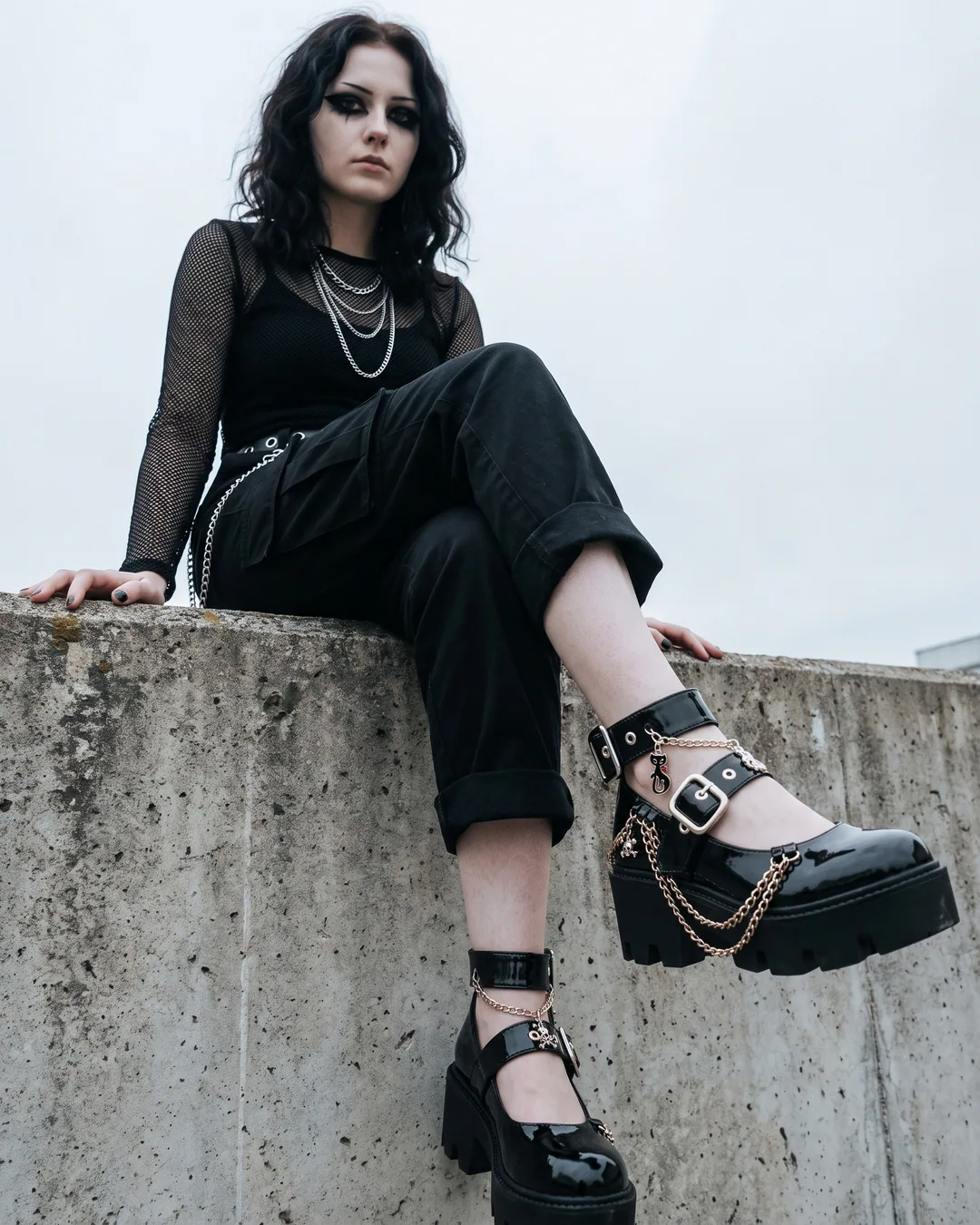 Zapatos Mary Jane negros con cadenas