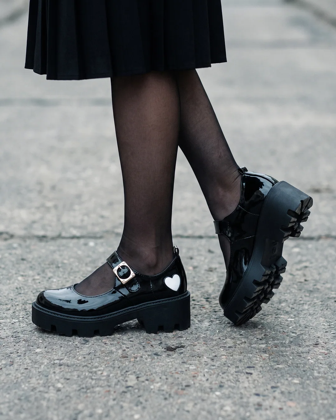 Zapatos Mary Jane negros con corazón
