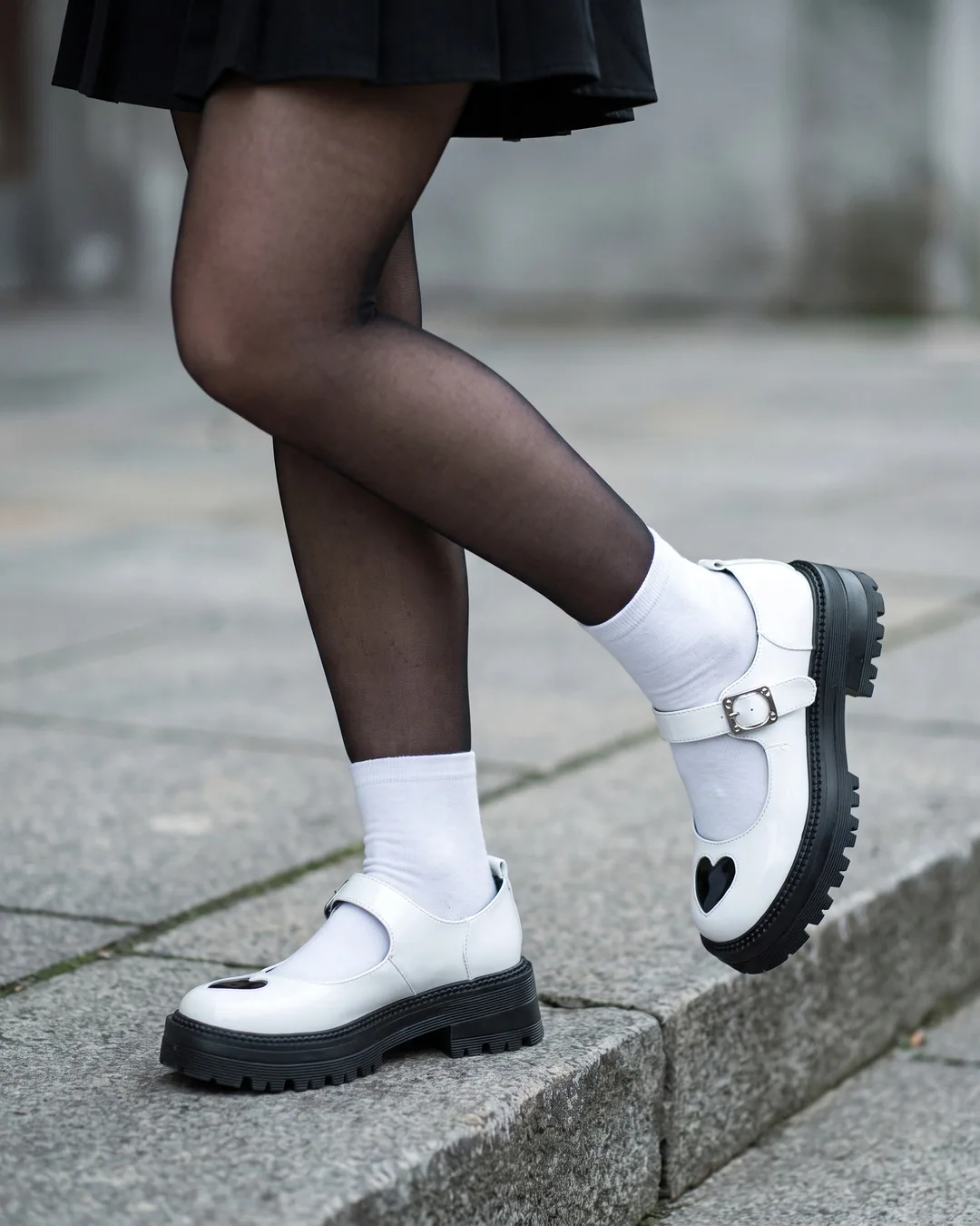 Zapatos Mary Jane blancos con corazón