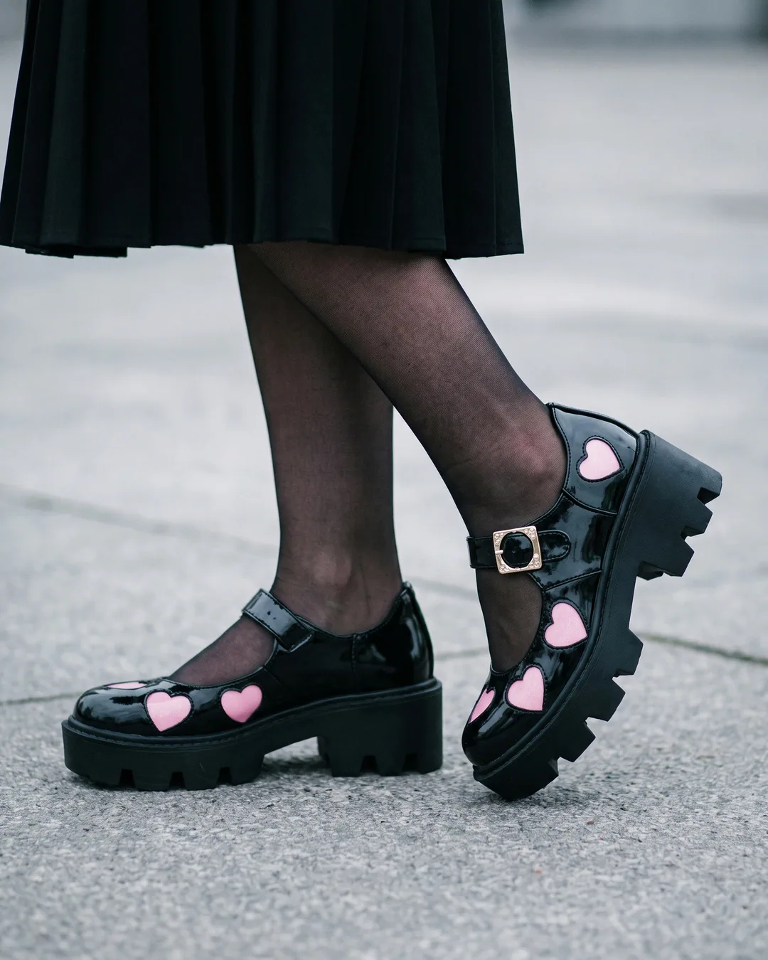 Mary Janes negras corazones rosas